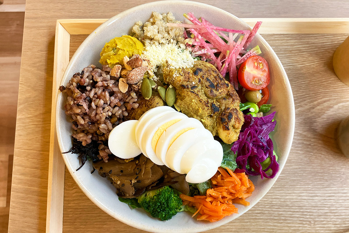 Vegetable base TOKYO －SHIMOKITAZAWA－の「タンドリーチキンと卵のプロテインサラダ」