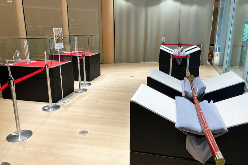 宝物館草薙館の体験コーナー、右下が「大太刀 銘 末之青江(太郎太刀)」340cm 10kg、インバウンドの女のコが持とうとして諦めてた、、、むりやて10kgは