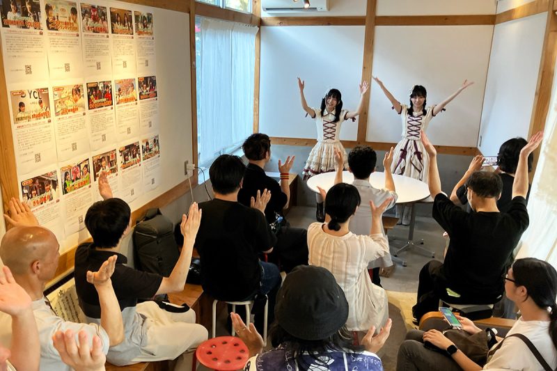 小さめの会場でしたが、アットホームな雰囲気の中、周年&生誕イベントをかいさいすることができました。尚、最後に行われたトーク&懇親会では、MCも務めました