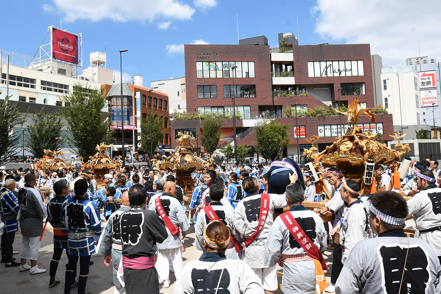 下北沢駅前に集結する5つの御神輿