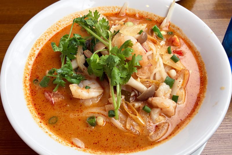 バーンキラオの「トムヤムラーメン」LJKが食えないパクチー1本増量