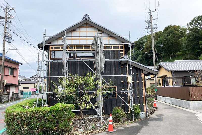 プロジェクトが達成し、窓がついたマツウラコーヒー。この写真は藤枝音楽祭で藤枝に訪問した際に撮影