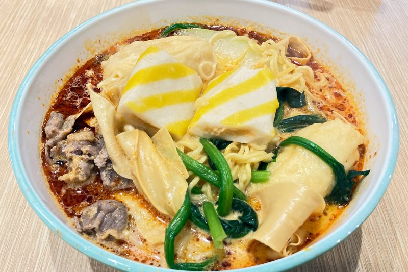 麻香源の麻辣湯、麻辣スープ（激辛）。いや、激辛はなんとかなったけど、具を盛々入れすぎてしまった。パクチー復活を願う